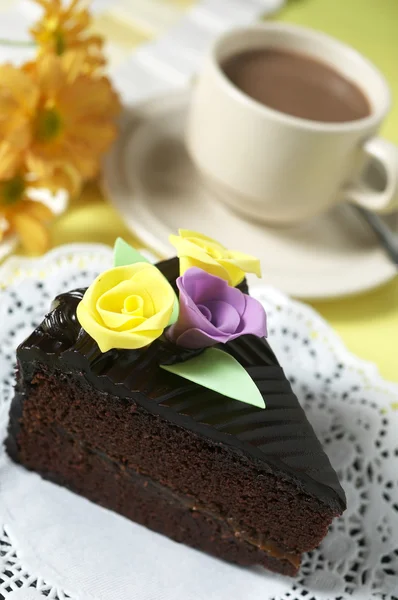 Bebida de chocolate con pastel de chocolate — Foto de Stock