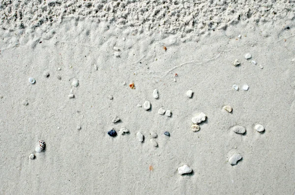 Пляжные пески и небольшие скалы — стоковое фото