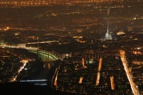 Torino yö maisema Superga — kuvapankkivalokuva