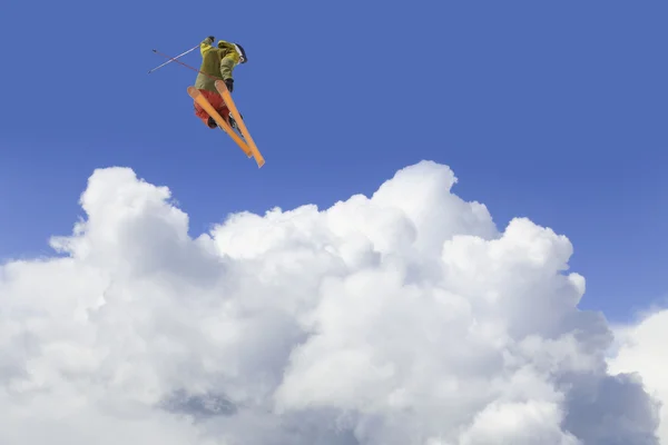 Esquiador volador en las montañas — Foto de Stock