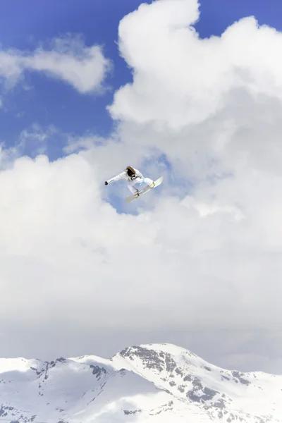 Snowboardåkare hoppa högt i luften — Stockfoto