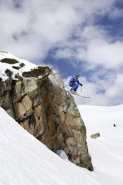 산에 스키 비행 — 스톡 사진
