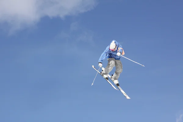 Skieur volant sur les montagnes — Photo