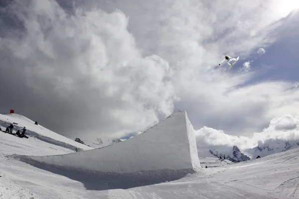 Büyük alarak snowboarder atlama hava — Stok fotoğraf