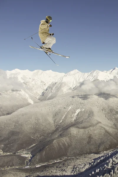 Esquiador volador en las montañas —  Fotos de Stock