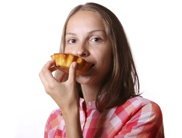 Женщина с аппетитным тортом — стоковое фото