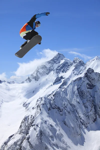 Сноубордист в высоких горах — стоковое фото