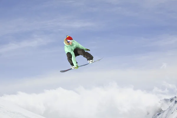 Gökte yüksek atlama snowboarder — Stok fotoğraf