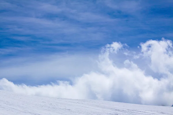 Śnieg i chmury — Zdjęcie stockowe
