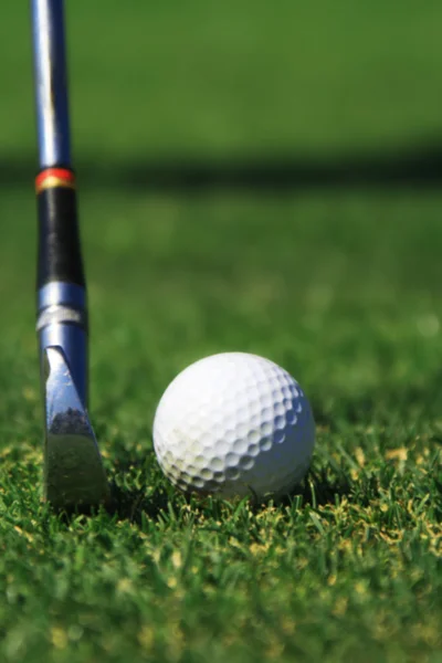 Golpear una pelota de golf —  Fotos de Stock