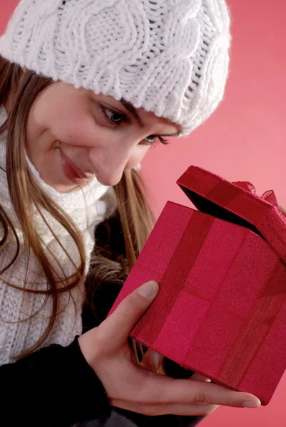 Flickan tittar in i gåva — Stockfoto