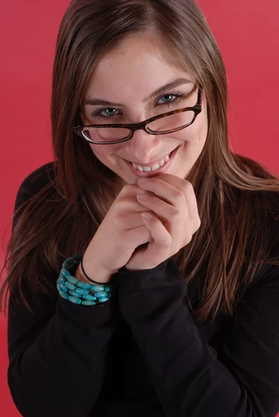 Mujer joven en gafas sonriendo —  Fotos de Stock