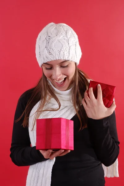Chica sorprendida regalo de apertura — Foto de Stock