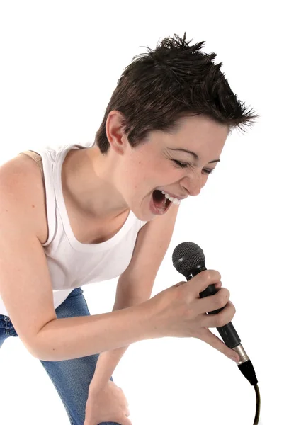 Frau singt ins Mikrofon — Stockfoto