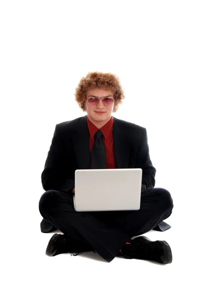 Бізнесмен сидить з ноутбуком — стокове фото