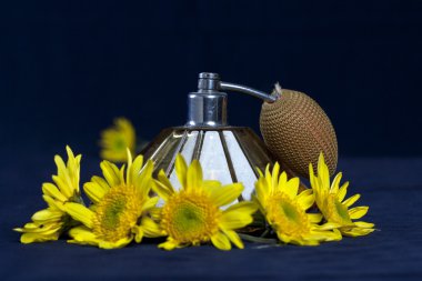 Vintage parfüm şişeleri, inci ve sarı çiçek aranjmanı