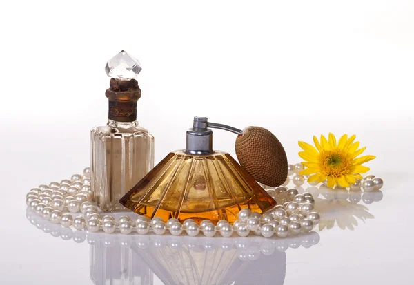 Dos botellas de perfume vintage —  Fotos de Stock