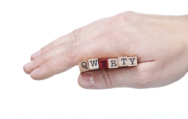 メゾスケール qwerty 配列の leeters を持っている女性の手 — ストック写真