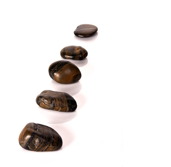 Fünf Wellness-Kieselsteine in einer geschwungenen Reihe — Stockfoto