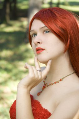 Kırmızı peruk içinde bir kız