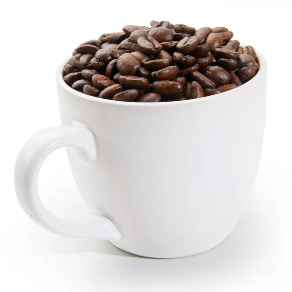 Chicchi di caffè in una tazza — Foto Stock