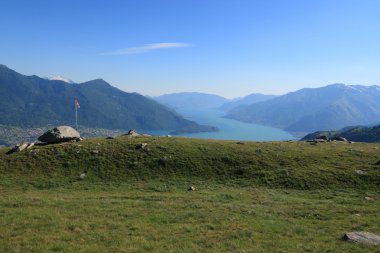 Como Gölü etrafında bizimkiler yaşar trekking