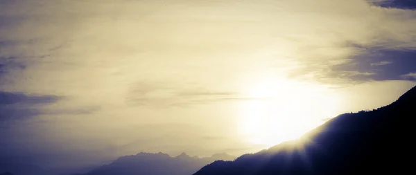 Закат и Альпы — стоковое фото