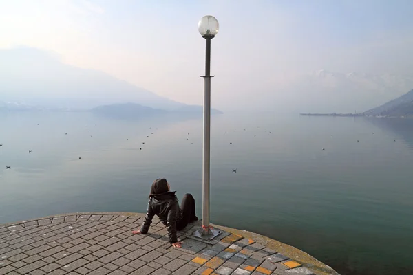 Göl izlerken kız — Stok fotoğraf