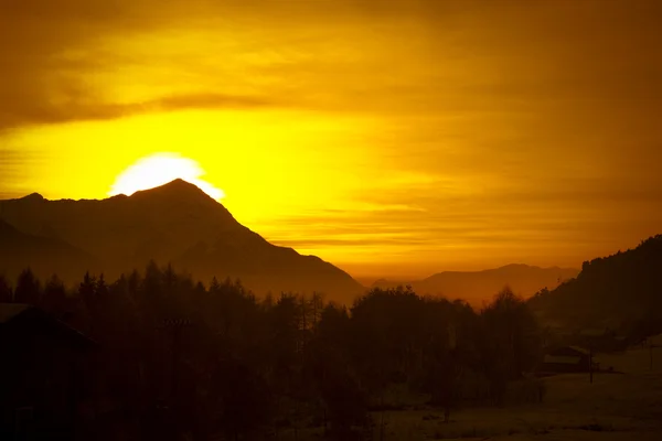 Alpen bei Sonnenuntergang - poira (valtellina) - italien lizenzfreie Stockbilder