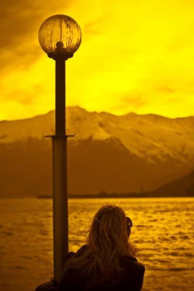 Kadın ve günbatımı — Stok fotoğraf