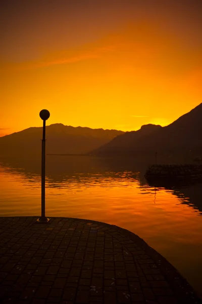 Zachód słońca nad jeziorem idealna — Zdjęcie stockowe