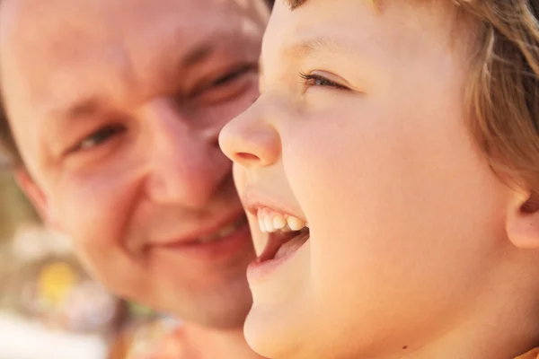 Usmívající se dívka a její táta — Stock fotografie
