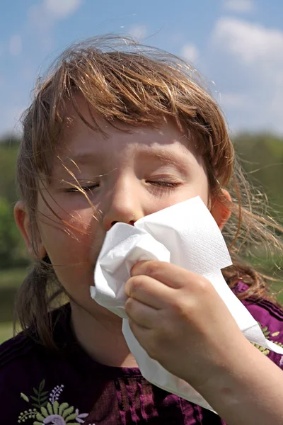 Alergias: la niña se limpia la nariz con un pañuelo — Foto de Stock