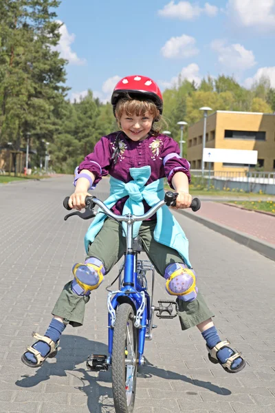 Menina monta uma bicicleta — Fotografia de Stock