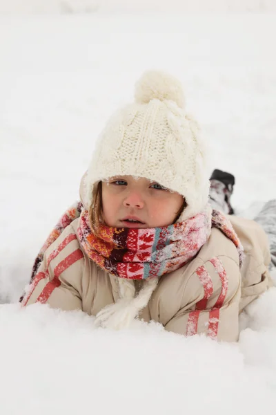 Kış eğlence - kar üzerinde yatan kız — Stok fotoğraf
