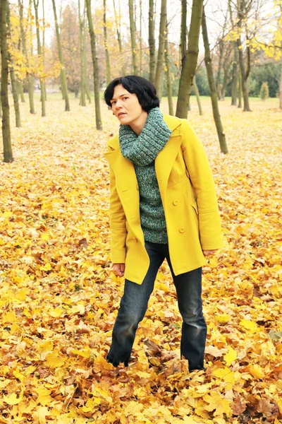 Frauen im Herbstpark — Stockfoto
