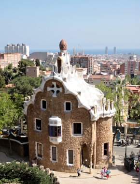 het indrukwekkende en beroemde park is ontworpen door antoni gaudi. Spanje - baecelona