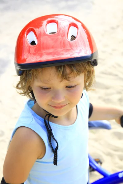 Porträt kleines Mädchen mit rotem Helm — Stockfoto
