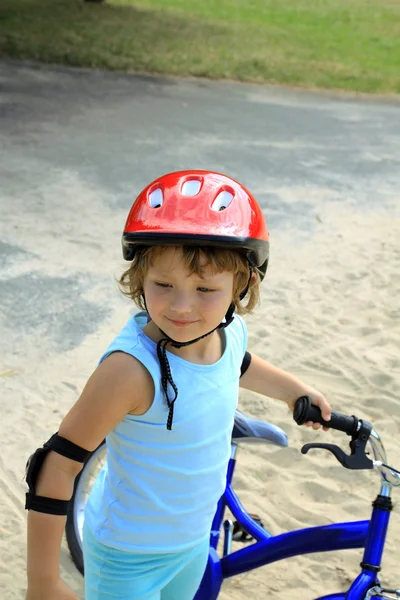 Маленькая девочка в красном шлеме — стоковое фото