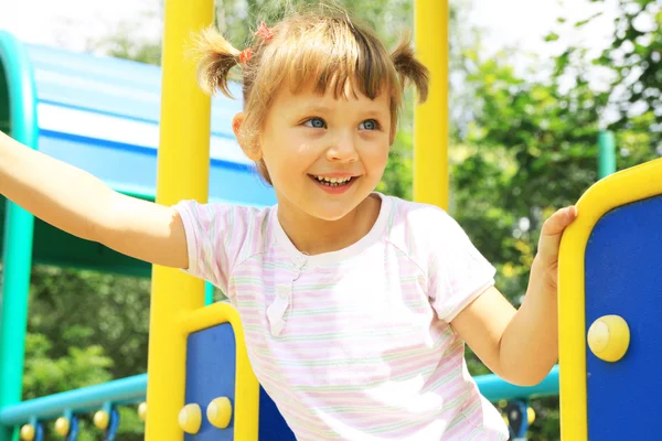 Chica feliz jugando en el patio de recreo — Foto de Stock