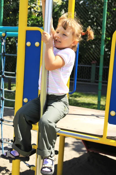 Giovane ragazza al parco giochi — Foto Stock