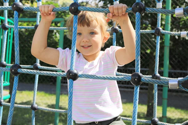 Niña de cuatro años en el patio de recreo —  Fotos de Stock
