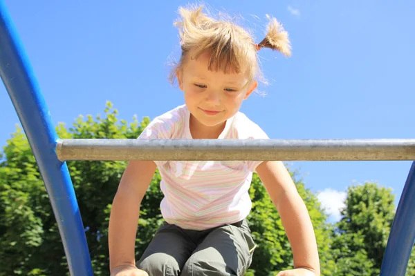 Uma criança entra na escada no parque infantil — Fotografia de Stock