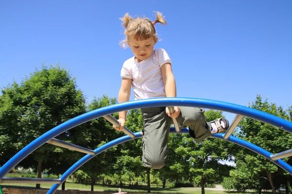 Четырехлетняя девочка играет на детской площадке — стоковое фото