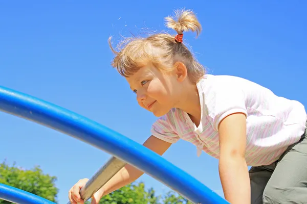 Young girl goes across the ladder — Stock Photo, Image