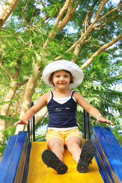 Маленькая девочка на слайде — стоковое фото