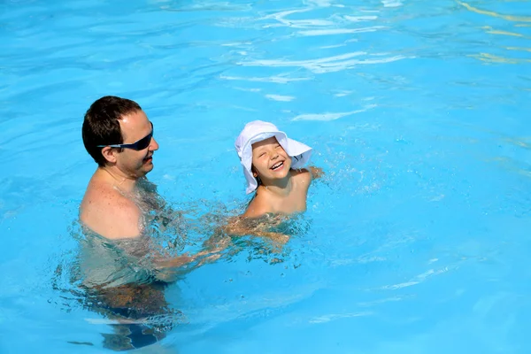Spela en far och dotter vid poolen — Stockfoto