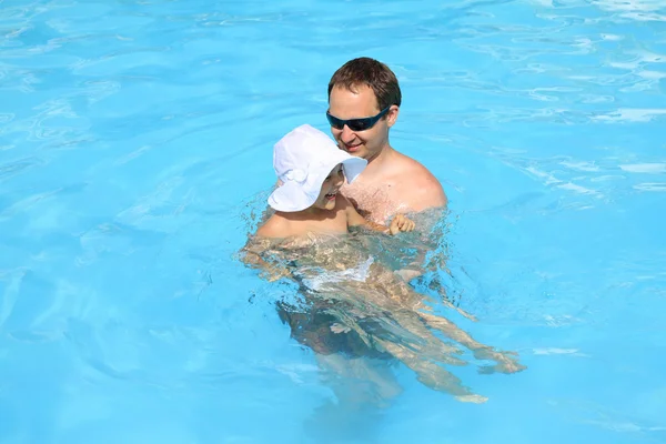 Father and daughter swim in the pool — Stock Photo, Image