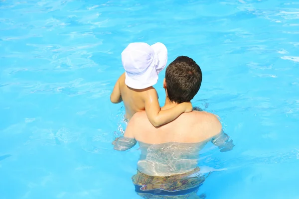 Батько і дочка плавають у басейні — стокове фото
