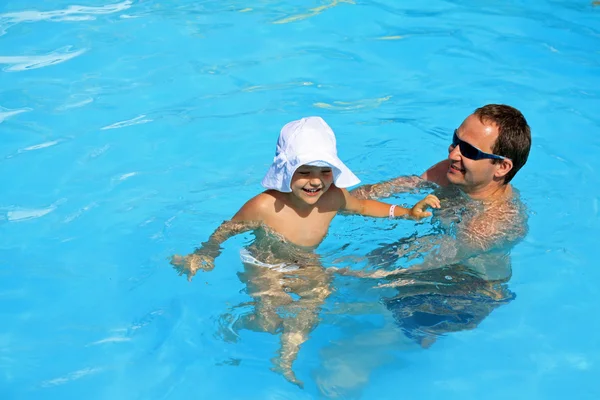 Playing a father and daughter at the pool — Stock Photo, Image